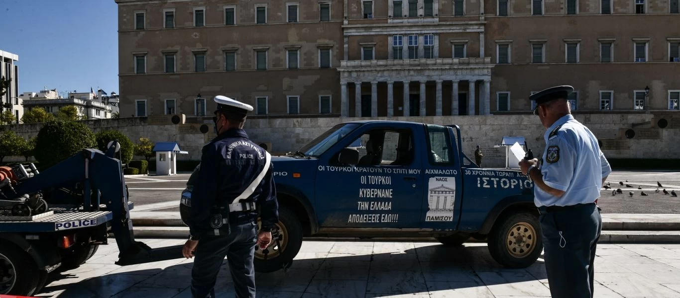 Σύνταγμα: Το έγγραφο που είχε μαζί του ο πολίτης που έφτασε με όχημα στο σημείο του Αγνώστου Στρατιώτη